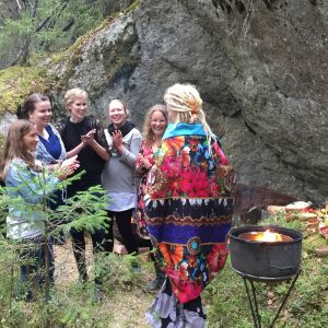 Tuhkimotarinoiden Nanna tapaa ystävänsä loppuhuipennuksessa metsäjuhlissa
