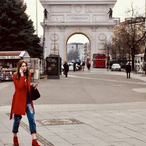 Nybyggda monument i klassisk europeisk stil ska ge en bild av Skopje som en kristen stad, trots att ungefär en fjärdedel av invånarna är muslimer. Kvinna passerar en nybyggd triumfbåge i Skopje, Makedonien.
