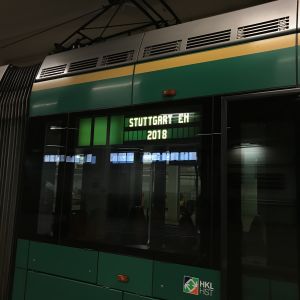 En spårvagn med texten Stuttgart EM 2018