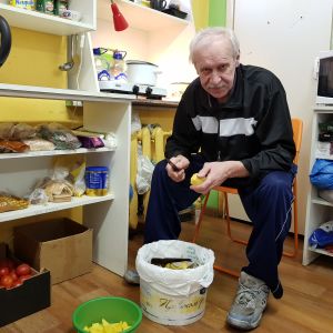 Vladimir Sjumov skalar potatis som ska bli middag till kvällen. Vladimir Sjumov skalar potatis.