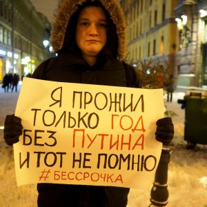 "Olen elänyt vain vuoden ilman Putinia enkä muista siitä mitään".Venäjän opposition mielenilmauksissa näkyy paljon nuoria osanottajia Nuori mielenosoittaja kannattelee Putinin-vastaista kylttiä Pietarissa