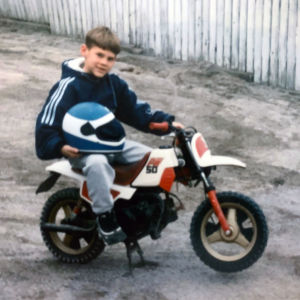 Bollar och fart har alltid varit Nico Rönnbergs grej. Handbollsspelaren Nico Rönnberg som liten pojke, han istter på en liten moped med hjälm i famnen.