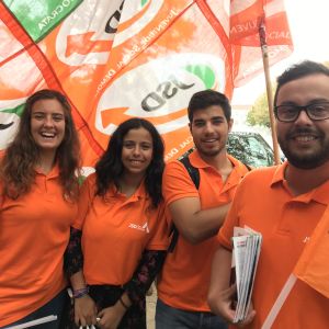 Diogo Roovers (2:a från höger) säger att skatterna är för höga i Portugal. Unga anhängare till de portugisiska socialdemokraterna