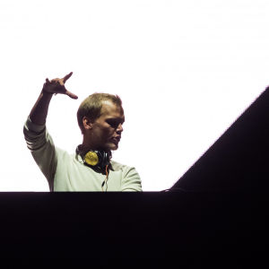 Avicii tog emot fler livegig än han egentligen skulle ha orkat med. Avicii live gör horntecken.