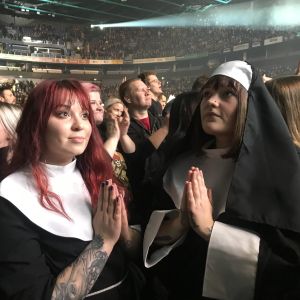 Finnarna älskar gotisk rock. Tvp kvinnliga Ghost-fans utklädda till nunnor.