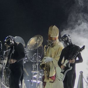 Papa Emeritus fick spela saxofon en stund. Saxofonspelande påven och två nameless ghouls på Ghosts gig 28.11.2019.
