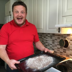 En kock som älskar utmaningar - här bakar Micke barkbröd. Vi hoppas på flera nya smakupplevelser. Michael Björklund med en plåt av björkbröd