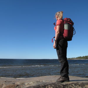 Camilla Sandström vid stranden i Fäboda.