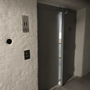 Varuhissdörren står på glänt eftersom hissen annars åker upp och ner av sig själv. En varuhissdörr på glänt.