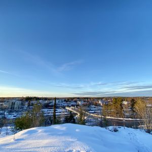 Stationsberget i Karis. Vy över Karis tågstation och centrum. 
