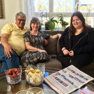 familjen Jante, Pigge och Elin Söderholm sitter i en soffa.