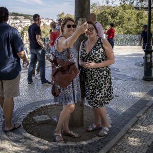 Merja Sandberg (till vänster) och Mari Lassinharju semestrar i höstvarma Lissabon. Sällskapet har ordnat sitt boende via tjänsten Airbnb. Merja Sandberg (t.v.) och Mari Lassinharju semestrar i höstvarma Lissabon. Sällskapet har ordnat sitt boende via tjänsten Airbnb.