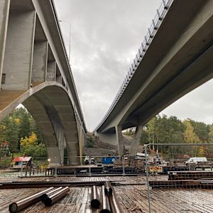 Den gamla och nya Hessundsbron i Pargas står bredvid varandra.