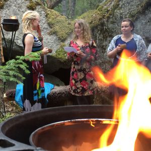 Tuhkimotarinoiden Nanna saa lahjan metsäjuhlissa, loppuhuipennus