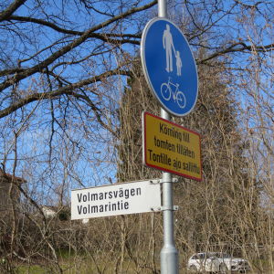 En lyktstolpe med flera skyltar, Volmarsvägen, tillåtet att köra till tomten och gång- och cykelväg. Karis.