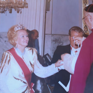 Hilkka Kinnunen lyödään Maltan ritariksi Roomassa 1989.