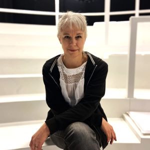 Sara Stridsberg sitter i Målarsalen på Dramaten inför premiären på Svindel.