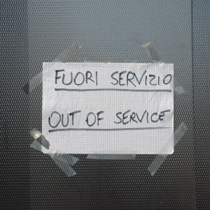 Hissen i Jaanas hus var från det italienska bolaget Sele. I dag finns ännu ett fåtal hissar av Sele i Finland. De är alla installerade för mer än tio år sedan. Skylt som säger "ur funktion" på italienska och engelska.