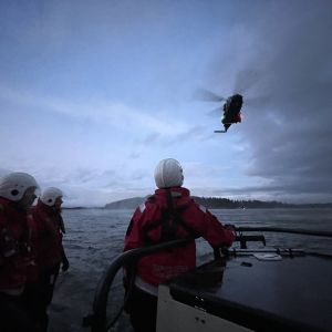 Lahden Järvipelastajat harjoittelevat vesipelastusta Puolustusvoimien koptereiden kanssa.