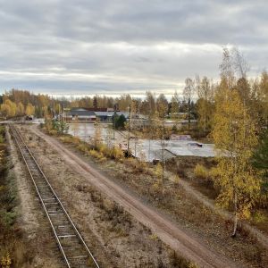 Lovisa skateboardpark fotograferad från Helsingforsvägens bro. Till vänster i bild syns tågbanan.
