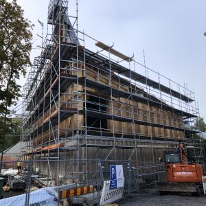 Ett halvfärdigt museibygge med byggnadsställningar.
