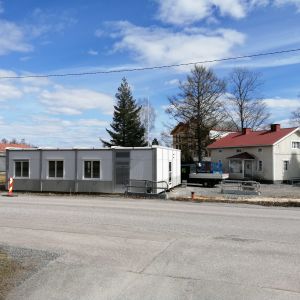 Ett småhus och en barack intill varandra som båda används som ungdomslokaler i Ingå.