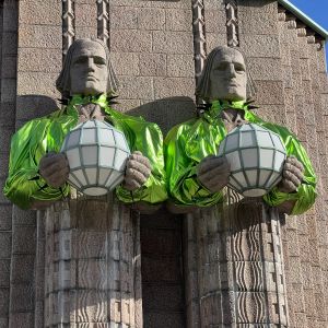 Kivimies-patsaat on puettu kirkkaanvihreisiin boleroihin.