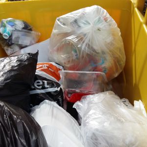 Plastskräp i gul plasttunna. 