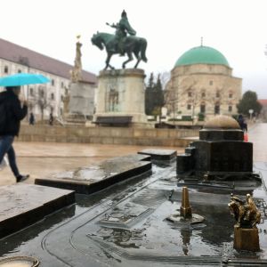 Széchenyiplatsen i Gamla stan i Pécs. Pecs gamla stad, torget med ryttarstaty i mitten