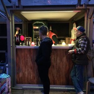 Baren som tagen ur en bild av Edward Hopper Freie Internationale Tankstelle i Berlin