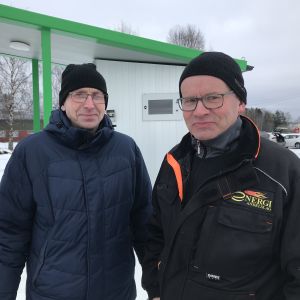 Kenneth Dahlkarl och Per-Johan Grannas från Vörå Biogas AB vid tankstationen i Vörå.