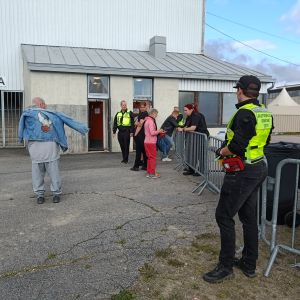 Säkerhetsvakter och besvikna festivalbesökare på Pietarsaari Open Air på Centralplan i Jakobstad.