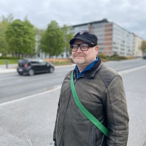 Man i stadsmiljö.