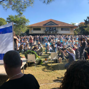 Israels flagga på en scen och en publik.