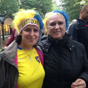 Många svenskar ville hylla sina idrottshjältar i Kungsträdgården i Stockholm, bland dem Alicia Silva och Katarina Bolin. Louise Allard och Johanna Jarllås i Kungsträdgården