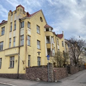 En gammal byggnad med gul fasad.