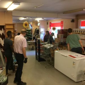 Volontärer ansvarar för mathjälpen i Karis. Människor i en gammal butikslokal. De ställer i gång för veckans matutdelning vid mathjälpen.