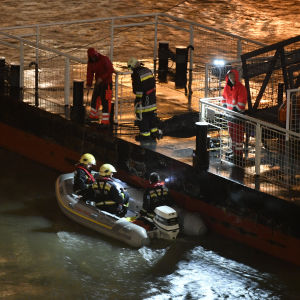 Räddningsarbetare i Budapest efter en olycka. 