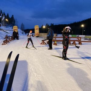 Keuruun nuorten SM-hiihtojen maaliviivalta. Kuvassa kaksi maariin tullutta hiihtäjää.