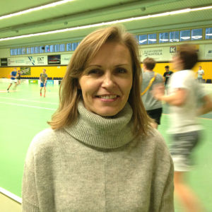 PSS Lena Törnqvist är nöjd med Borgå stads beslut. Lena Törnqvist står inne i Aurorahallen med innebandyspelare i bakgrunden.