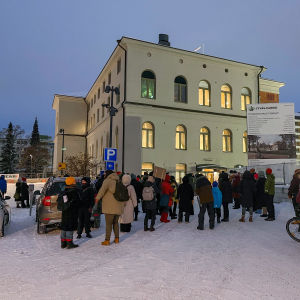Ihmisiä seisomassa Jyväskylän kaupungintalon pihassa rauhallisessa mielenosoituksessa.
