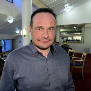Mikko Polvinen vaalivalvojaisissa Hotelli Kalevalassa Kuhmossa.