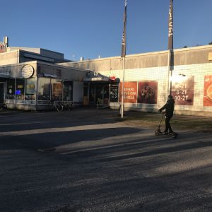 Liikekeskus Turun Pernossa.