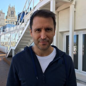 Det är osäkert om valet kommer att bryta det politiska dödläget, säger journalisten Miguel Ángel Muñoz. Journalisten Miguel Ángel Muñoz fotograferad på sin arbetsplats i centrala Madrid. I bakgrunden ser vi en vy över stan.
