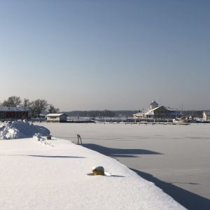 Bild över gästhamnen i Ekenäs med Knipan i  bakgrunden.