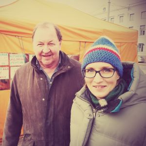 Roy Andersson ja Marjut Tervola kauppatorilla Roy Andersson ja Marjut Tervola