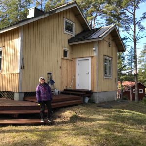 Ansi Lindblad utanför sitt gula hus som hennes mamma köpte på 1950-talet. Ansi Lindblad vid sitt hus
