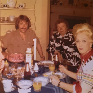 Hilkka Kinnunen, Viktor Klimenko, ja kaksi muuta henkilöä pöydän ääressä vuonna 1975 otetussa valokuvassa.