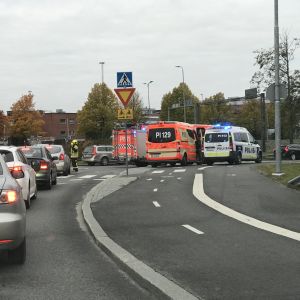 Autoja jonossa Viinikan kiertoliittymässä, ambulanssi ja poliisiauto taustalla