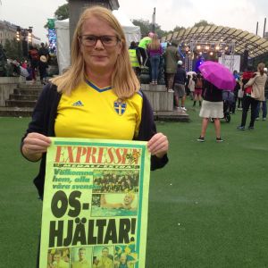Johanna Wassholm tror att det har stor betydelse att det finns tjejer som förebilder inom fotbollen i Sverige. Johanna Wassholm bär på en skylt där det står OS-hjältar